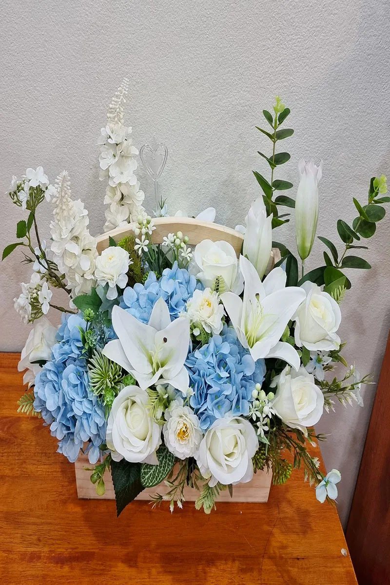 กระเช้าดอกไม้ประดิษฐ์สีฟ้าขาว