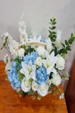 กระเช้าดอกไม้ประดิษฐ์สีฟ้าขาว