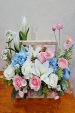 กระเช้าดอกไม้ประดิษฐ์สีชมพูฟ้า