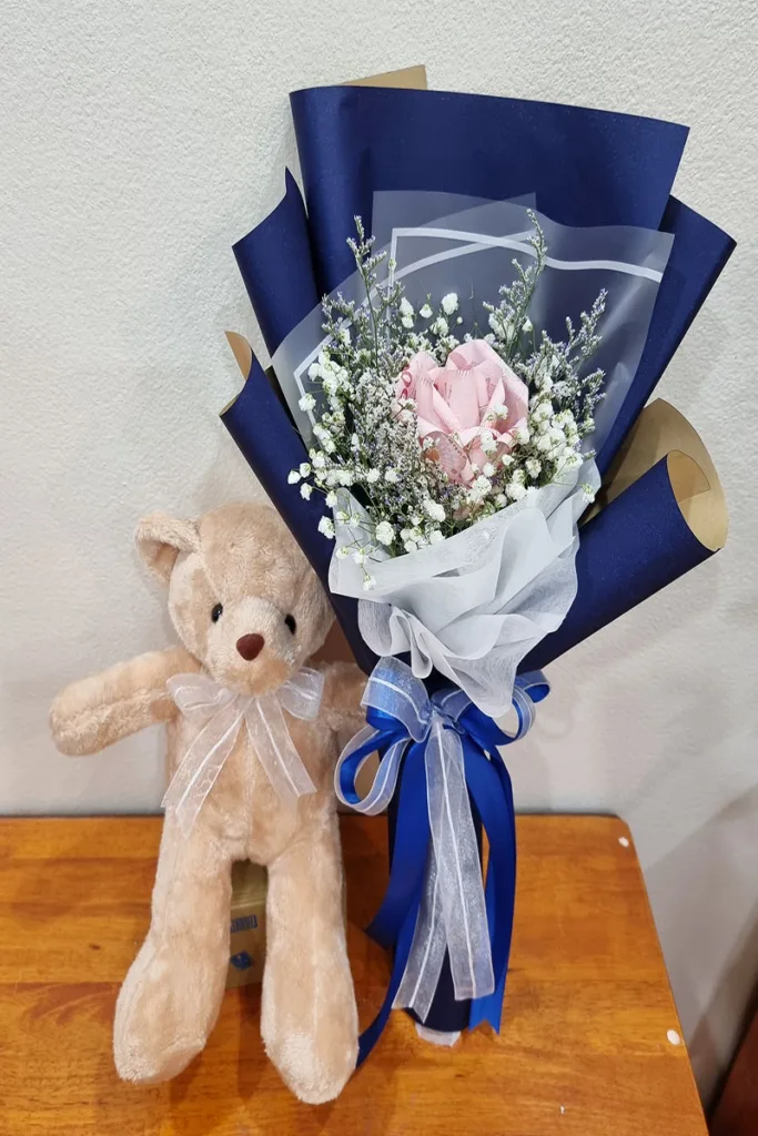 ช่อแบงค์พับกับตุ๊กตาเล็ก