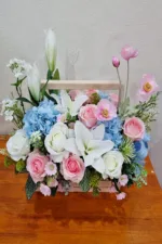 กระเช้าดอกไม้ประดิษฐ์สีชมพูฟ้า