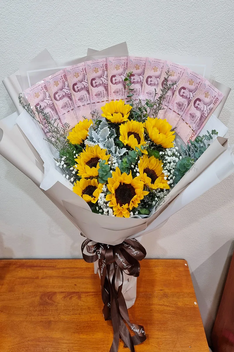 ช่อเรียงแบงค์ร้อยในช่อดอกทานตะวัน