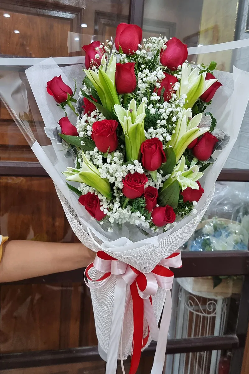 ช่อดอกไม้สดสีขาวแดง ช่อดอกไม้สีสดใส