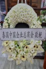 พวงหรีดดอกไม้สดสีขาว-W1001 - Image 3