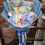 ช่อดอกไม้สดสีฟ้าชมพู