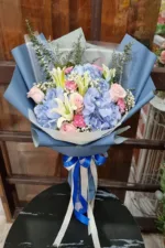 ช่อดอกไม้สดสีฟ้าชมพู