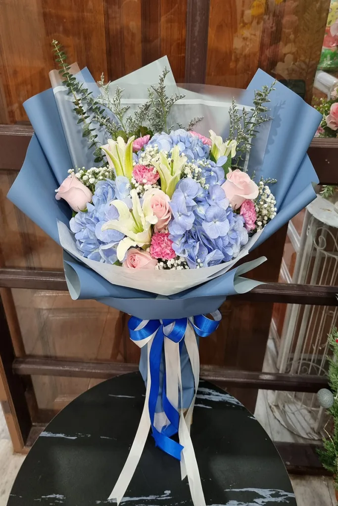 ช่อดอกไม้สดสีฟ้าชมพู