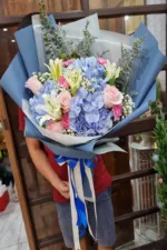 ช่อดอกไม้สดสีฟ้าชมพู