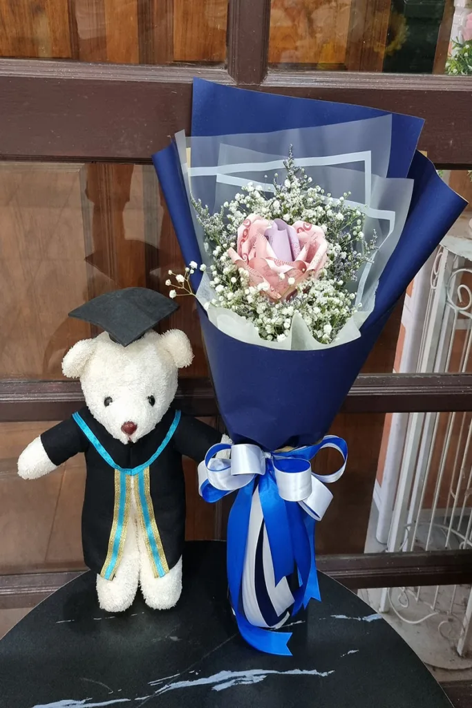 ช่อแบงค์พับกับตุ๊กตา