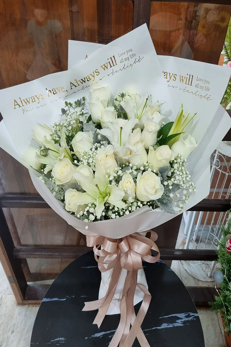 ช่อดอกกุหลาบดอกลิลลี่ขาว ช่อดอกกุหลาบลิลลี่ขาว ห่อสีขาว