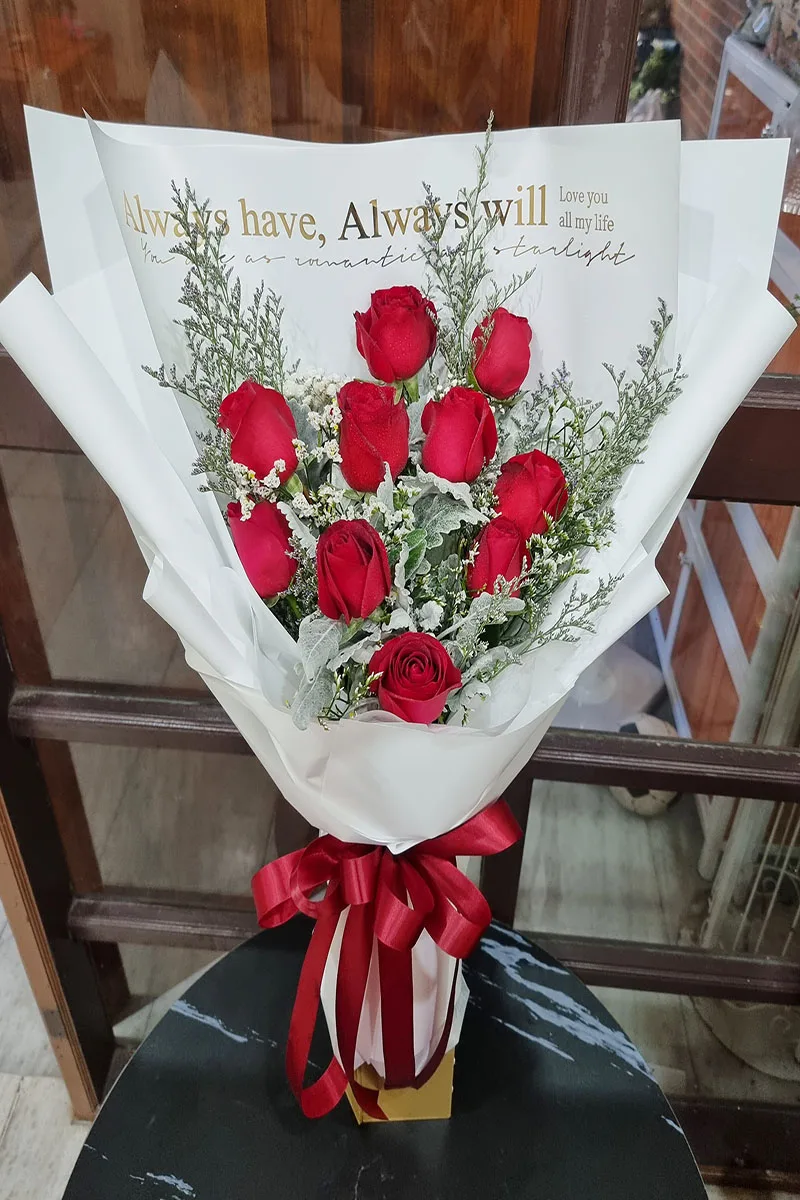 ช่อดอกกุหลาบแดง10ดอกห่อขาว ช่อดอกกุหลาบแดง10ดอก