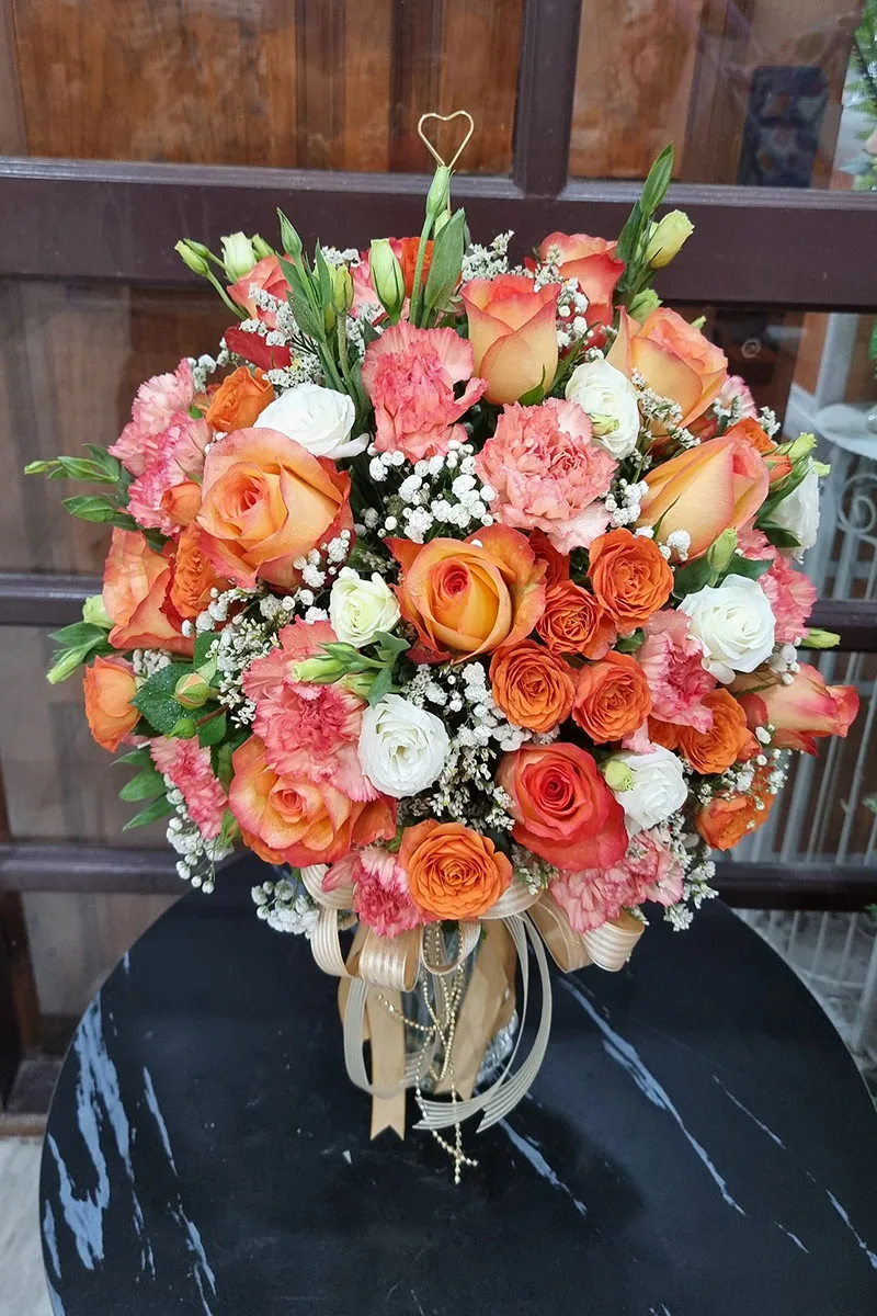 แจกันดอกไม้สีส้มสดใส แจกันดอกไม้สดสีส้ม