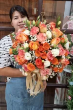 แจกันดอกไม้สีส้มสดใส