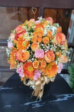 แจกันดอกไม้สดสีส้ม