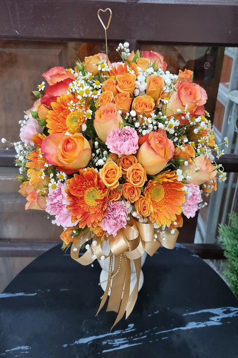 แจกันดอกไม้สีส้ม แจกันดอกไม้สดสีส้ม