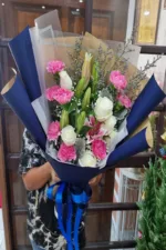 ช่อดอกกุหลาบดอกคาเนชั่น