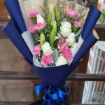 ช่อดอกกุหลาบดอกคาเนชั่น