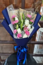 ช่อดอกกุหลาบดอกคาเนชั่น