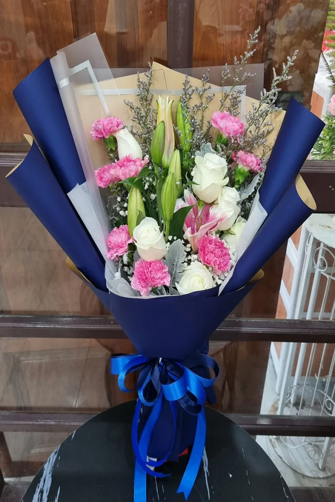 ช่อดอกกุหลาบดอกคาเนชั่น