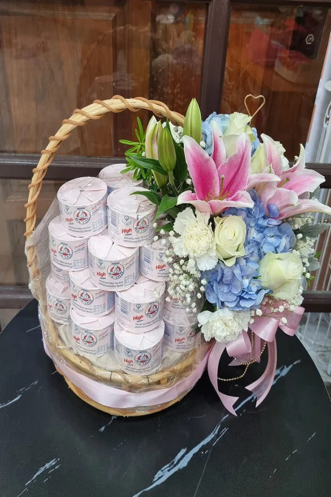 กระเช้านมตราหมีกับดอกไม้สด