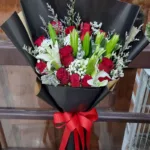 ช่อดอกลิลลี่ดอกกุหลาบแดง