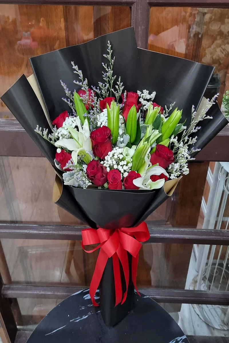 ช่อดอกลิลลี่ดอกกุหลาบแดง