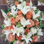 กระเช้าดอกไม้ประดิษฐ์สีส้มขาว