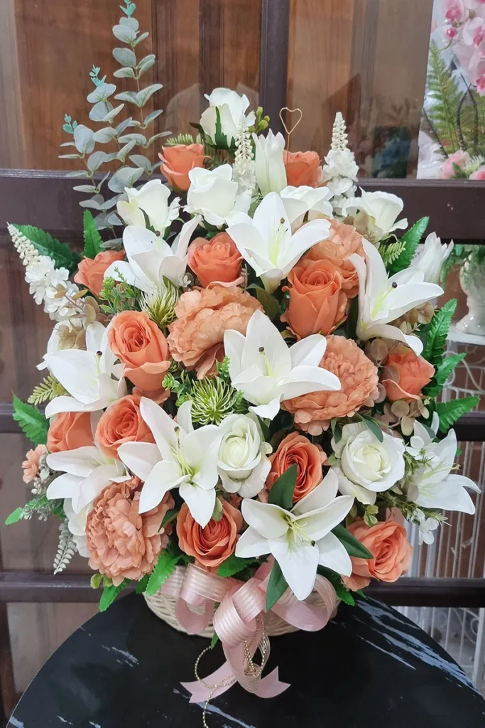 กระเช้าดอกไม้ประดิษฐ์สีส้มขาว