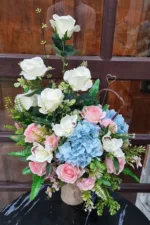 แจกันดอกไม้ประดิษฐ์สีฟ้าชมพู