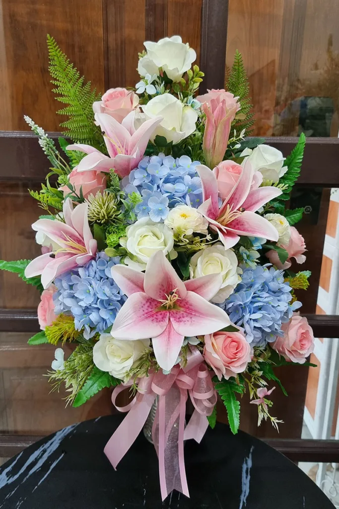 แจกันดอกไม้ประดิษฐ์สีฟ้าชมพู