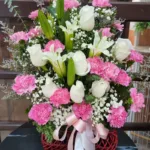 กระเช้าดอกไม้สดสีชมพู