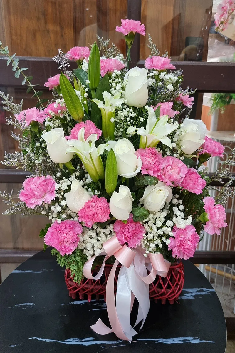 กระเช้าดอกไม้สดสีชมพู