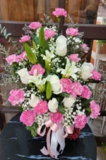 กระเช้าดอกไม้สดสีชมพู