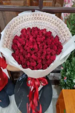 ช่อเรียงแบงค์ในช่อกุหลาบแดง