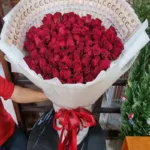 ช่อเรียงแบงค์ในช่อดอกกุหลาบแดง