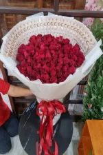 ช่อเรียงแบงค์ในช่อดอกกุหลาบแดง