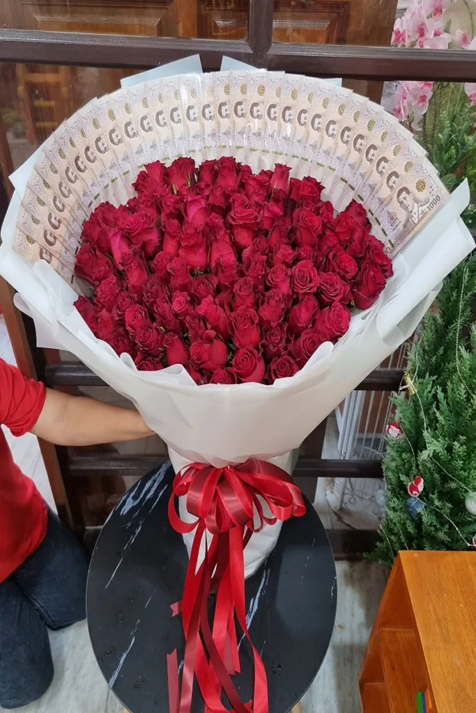 ช่อเรียงแบงค์ในช่อดอกกุหลาบแดง