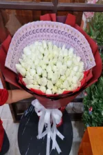 ช่อเรียงแบงค์ในช่อกุหลาบขาว