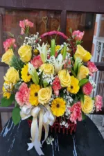 กระเช้าดอกไม้สดสีเหลือง