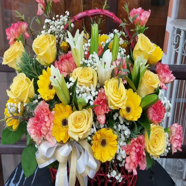 กระเช้าดอกไม้สดสีเหลือง