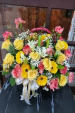 กระเช้าดอกไม้สีเหลือง