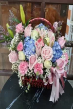 กระเช้าดอกไม้สดสีชมพูฟ้า