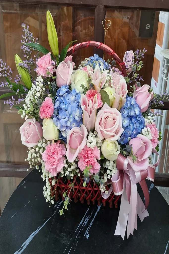 กระเช้าดอกไม้สดสีชมพูฟ้า