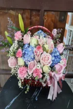 กระเช้าดอกไม้สดสีชมพูฟ้า