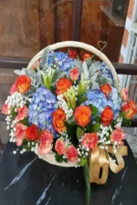 กระเช้าดอกไม้สดสีส้ม