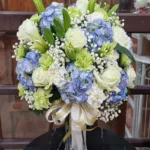 แจกันดอกไม้สดสีขาวเขียวฟ้า