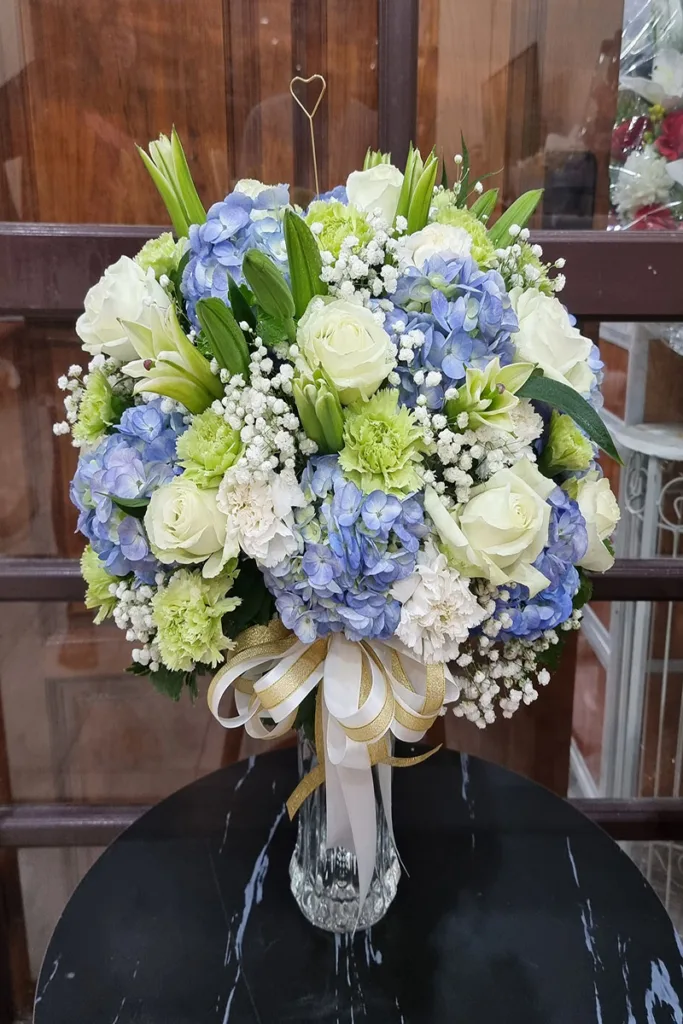 แจกันดอกไม้สดสีขาวเขียวฟ้า