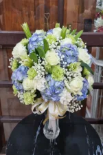 แจกันดอกไม้สดสีขาวฟ้า