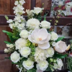 แจกันดอกไม้ประดิษฐ์สีขาว