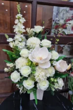 แจกันดอกไม้ประดิษฐ์สีขาว